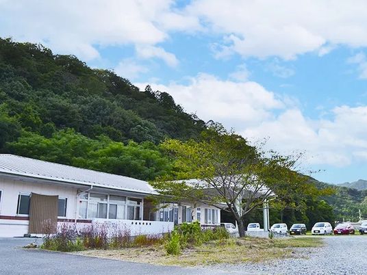 自然に囲まれた外観  