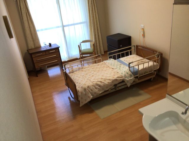 窓際のベッドがある居室 居室 広い窓から自然光がたっぷりと入る寝室です。快適な環境でゆったりと過ごせます。