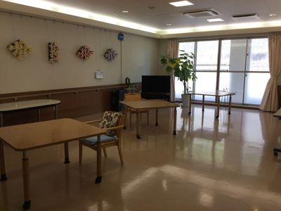 自然光が入るラウンジ