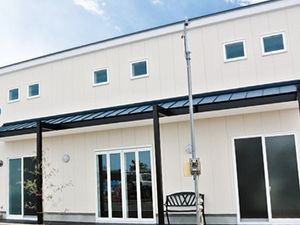 シンプルな建物の外観