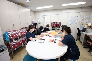 スタッフが話し合う部屋