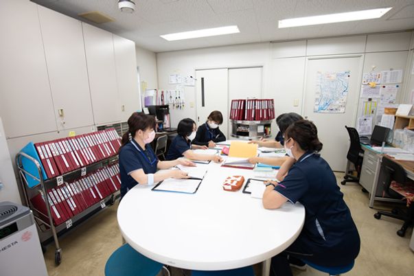 スタッフが話し合う部屋