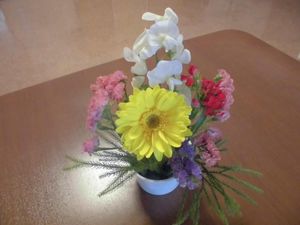 卓上の花飾りがある食堂  