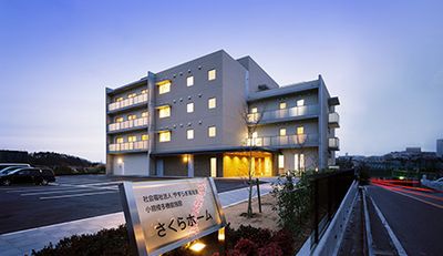 ライトアップされた外観