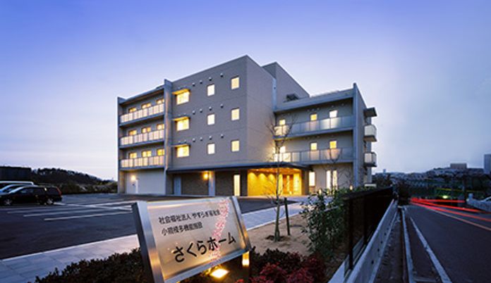 ライトアップされた外観