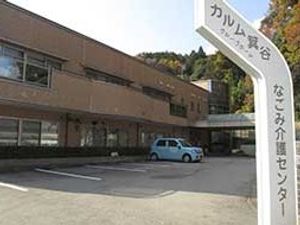 施設外観と駐車場  
