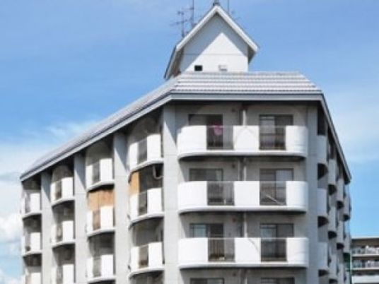 白と茶色の外壁の建物