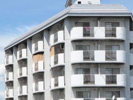 白い外壁の建物外観