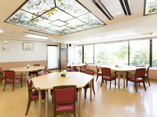 明るい食堂空間