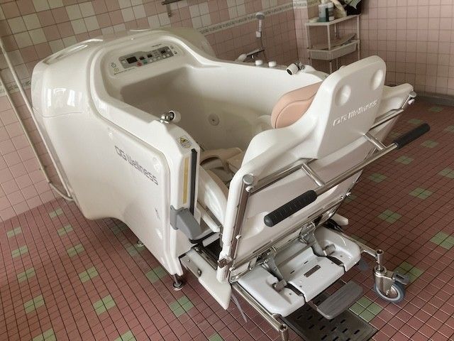 機械式浴槽の浴室 浴室   機械式の浴槽が設置された浴室です。移乗しやすい構造で、入浴介助のしやすさがうかがえます。
