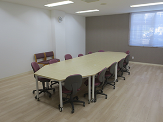会議用テーブルの部屋  