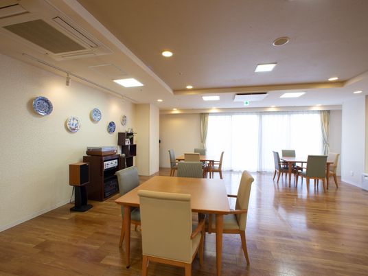 明るく広々とした食堂