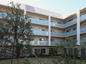 明るい中庭のある建物