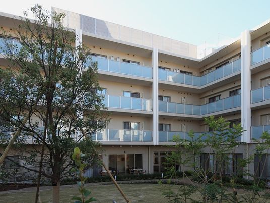 明るい中庭のある建物