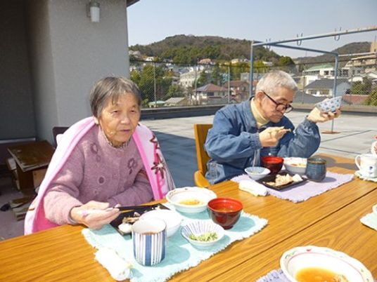 屋外食事を楽しむ高齢者