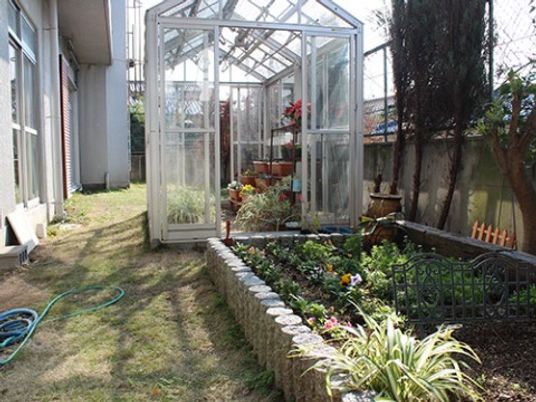 温室と花壇のある庭