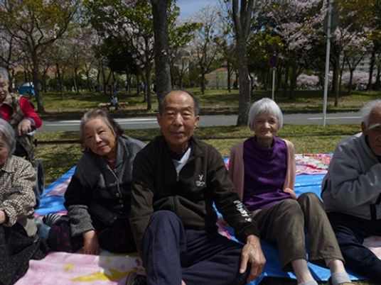 公園で過ごす高齢者たち