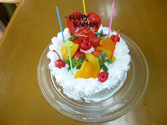 誕生日ケーキのデコレーション