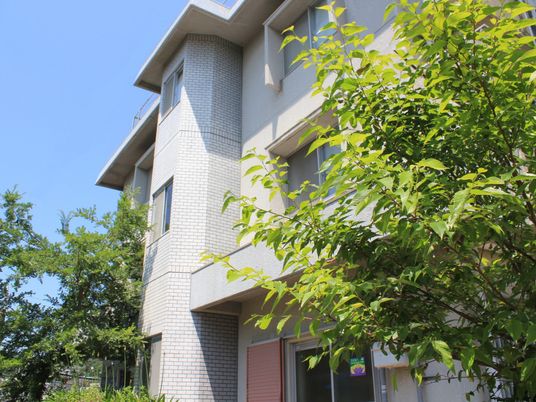 明るくモダンな建物外観