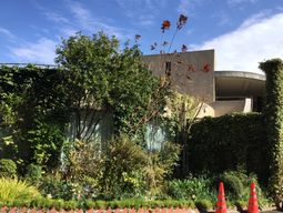 緑あふれる建物外観