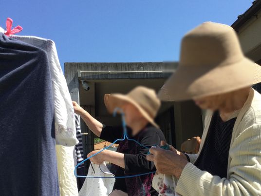 洗濯物を干す人々