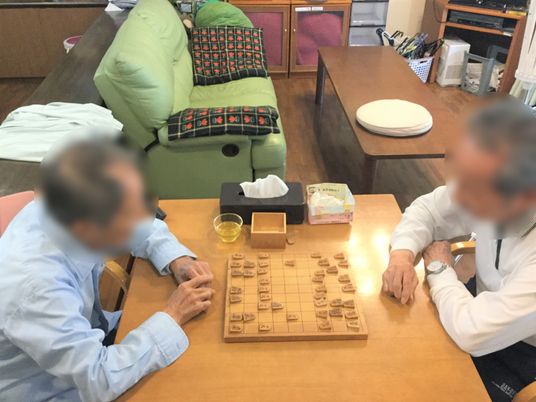 将棋を楽しむリビング
