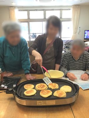 ホットプレートでパンケーキ作り