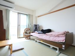 洋室にベッドと椅子