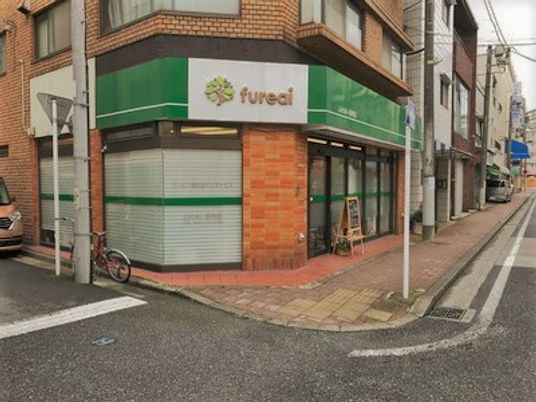 施設外観の角地  