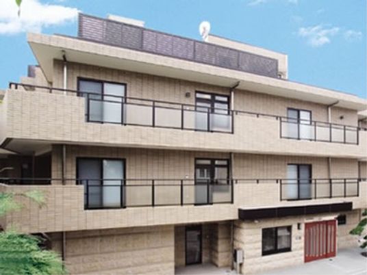 明るく広々とした建物外観
