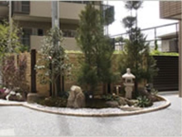 緑豊かな中庭 庭園 ゆったりと自然を感じられる中庭が、心の安らぎを提供します。四季の移り変わりをお楽しみいただける空間です。