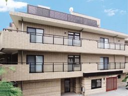 明るい外壁の建物外観