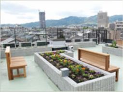 屋上に花壇とベンチ