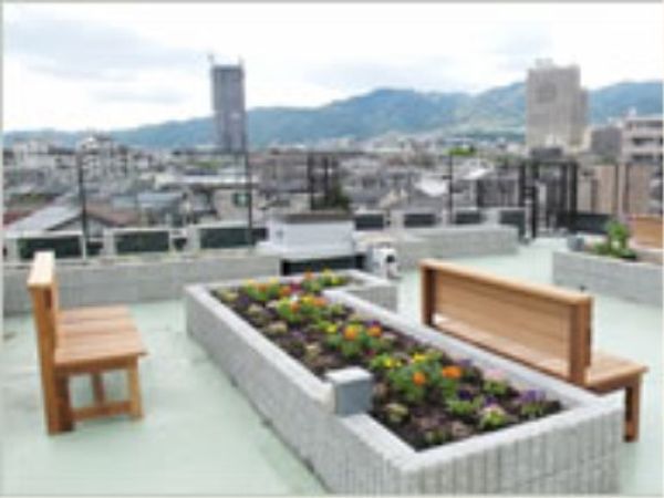 屋上に花壇とベンチ