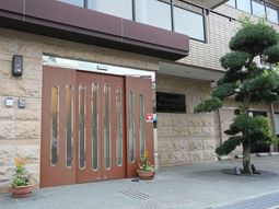 玄関のドアと樹木