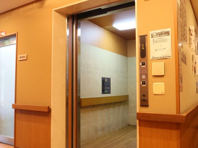 和室の静かな空間 エレベーターホール 伝統的な和室で、落ち着いた雰囲気の中でゆったりと過ごすことができます。静寂と和の美しさが魅力の一室です。
