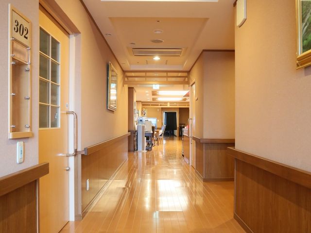 広々とした明るい廊下 廊下 光が差し込む暖かな雰囲気の廊下は、移動も快適です。ゆとりある空間でのびのびとお過ごしいただけます。