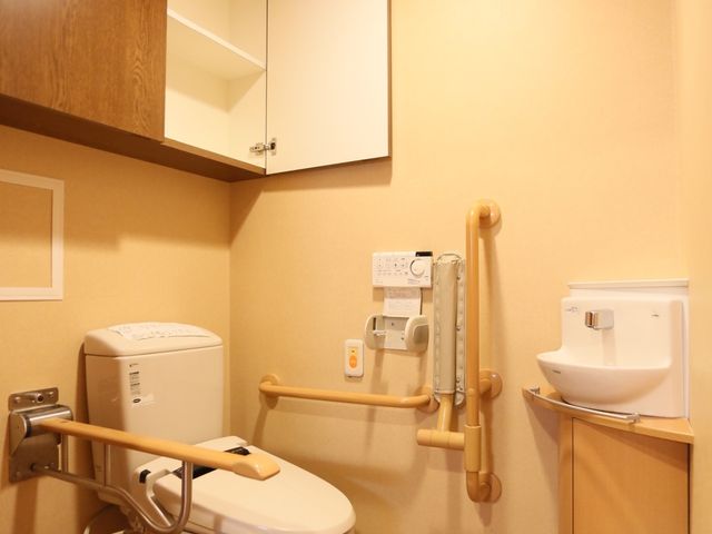 バリアフリー対応のトイレ トイレ 安全かつ快適にご使用いただけるよう、手すりや安全設備が整った清潔なトイレです。ゆったりとした造りは、日常生活のサポートを重視しています。