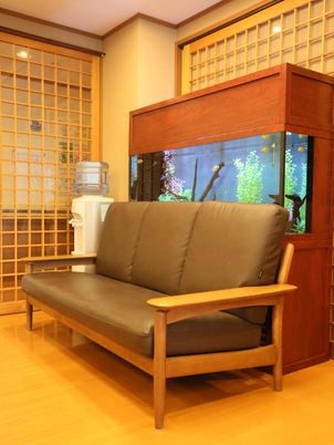 木製椅子と窓のある和室