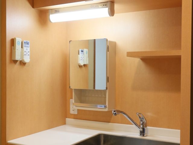 温水洗浄便座と手すり ミニキッチン 快適な機能を備えた個室トイレです。安全な使用を考慮した手すりも完備しており、日々の生活に安心を提供しています。