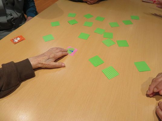 楽しむ様子の室内