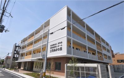 三階建ての建物外観