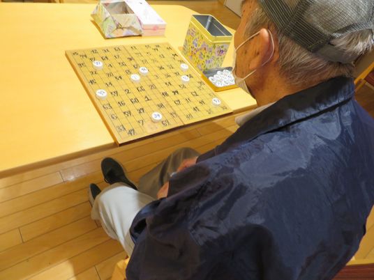 ゲームを楽しむ様子のラウンジ  