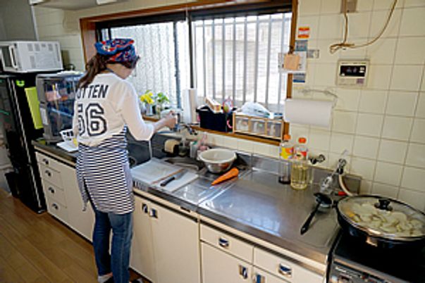 厨房で料理をする様子