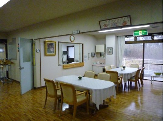 窓から光が入る食堂