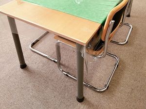 テーブルと椅子のある食堂  