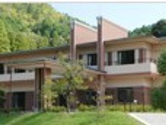 緑に囲まれた建物外観
