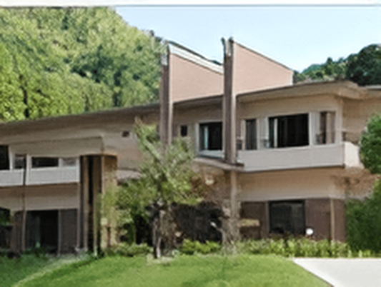 緑に囲まれた建物外観