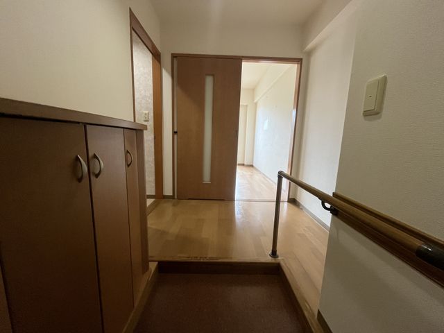 手すりと廊下の室内 廊下 手すり付きの廊下で、安全に移動できる配慮がされています。落ち着いた雰囲気が魅力です。