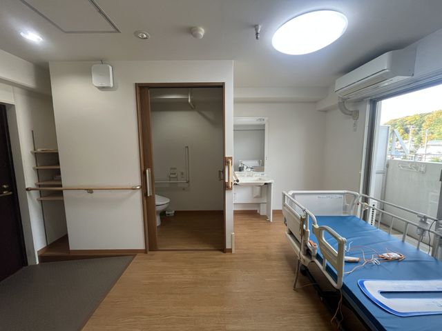 静かな居室 居室 室内はシンプルなデザインで、快適に過ごせる空間です。自然光が差し込む明るさが魅力です。
